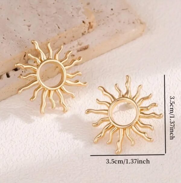 1 Pair of Chic Bohemian Style Hollow Sunflower Stud Earrings - Image 2