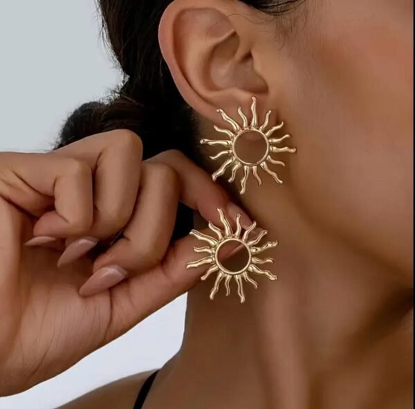1 Pair of Chic Bohemian Style Hollow Sunflower Stud Earrings